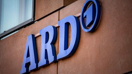 ARCHIV - 19.01.2022, Berlin: Das ARD-Logo hängt an der Fassade des ARD-Hauptstadtstudios im Regierungsviertel. (Illustration zu dpa: «ARD eröffnet Studio in Kiew») Foto: Fabian Sommer/dpa +++ dpa-Bildfunk +++