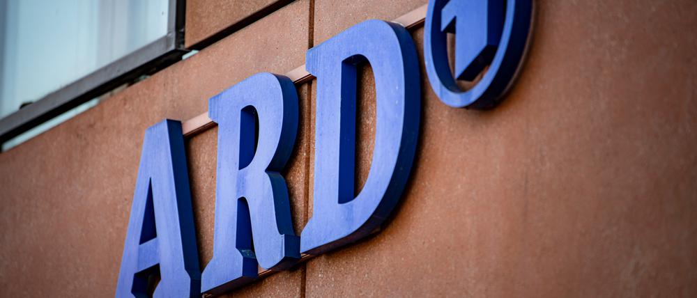 ARCHIV - 19.01.2022, Berlin: Das ARD-Logo hängt an der Fassade des ARD-Hauptstadtstudios im Regierungsviertel. (Illustration zu dpa: «ARD eröffnet Studio in Kiew») Foto: Fabian Sommer/dpa +++ dpa-Bildfunk +++