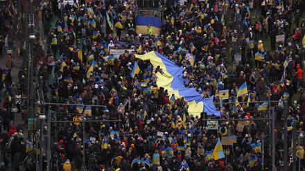 Overall view shows demonstrators waving flags of Ukraine attend a demonstration in support of Ukraine, on Karl-Marx-Allee in Berlin, on February 24, 2023, the first anniversary of Russia's invasion of Ukraine. (Photo by Odd ANDERSEN / AFP)