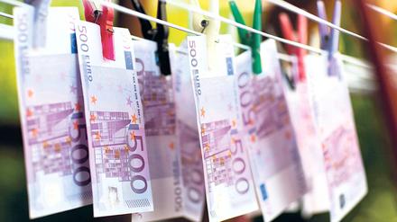 An einem Wäscheständer hängen mit Klammern befestigt mehrere 500-Euro-Scheine, aufgenommen am 18.08.2009 Sieversdorf (Brandenburg). Europas Währungshüter nehmen sich ein umstrittenes Thema vor: Die Zukunft der größten Euro-Banknote. Mit einer Abschaffung des 500ers soll Kriminellen das Handwerk erschwert werden. Foto: Patrick Pleul/dpa +++(c) dpa - Bildfunk+++