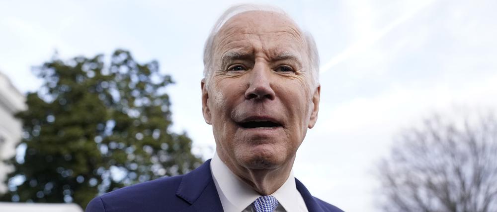 Joe Biden, Präsident der USA, spricht vor dem Weißen Haus in Washington zu Reportern.