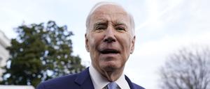 Joe Biden, Präsident der USA, spricht vor dem Weißen Haus in Washington zu Reportern.