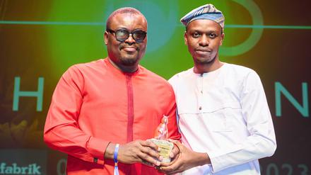 Regisseur Babatunde Apalowo (links) und Produzent Damilola E. Orimogunje mit dem Teddy für „All the Colours of the World Are Between Black and White“