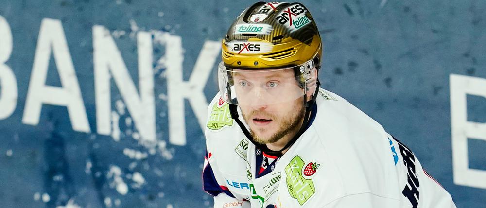 Die Eisbären mit Kapitän Frank Hördler dürfen weiterhin auf die Play-offs hoffen.