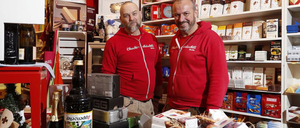 Die Inhaber des Chuchichäschtli, Matthias (l.) und Christian Kaiser. Holsteinische Straße 19 in Wilmersdorf, Öffnungszeiten im Lockdown: Montag bis Samstag, 10 bis 15 Uhr.