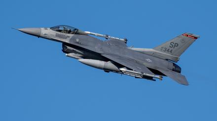 Ein F-16-Kampfflugzeug der USA fliegt über die Eifel bei Spangdahlem. 