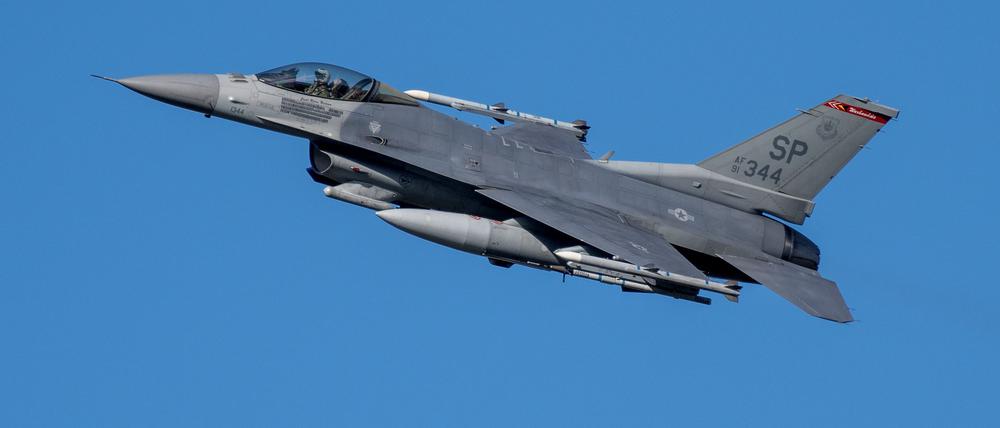 Ein F-16-Kampfflugzeug der USA fliegt über die Eifel bei Spangdahlem. 