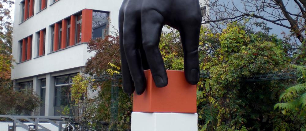 Hand mit Uhr Skulptur