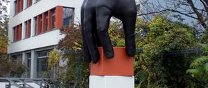 Hand mit Uhr Skulptur