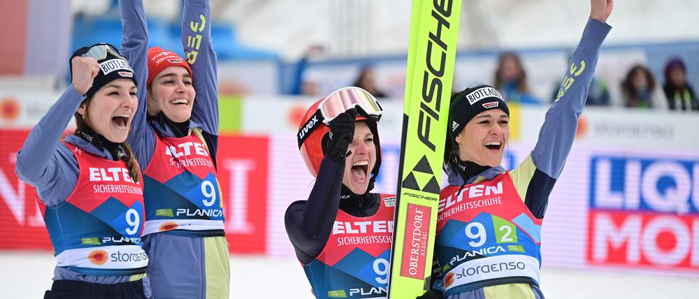 Jubel bei den deutschen Skispringerinnen, nach dem der Sieg feststand.
