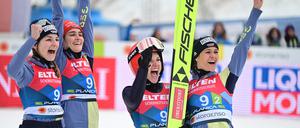 Jubel bei den deutschen Skispringerinnen, nach dem der Sieg feststand.