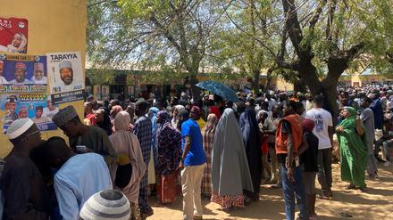 Voters, frustrated by polling station delays, wait to cast their vote during Nigeria's Presidential election, in Kano, Nigeria February 25, 2023. REUTERS/Abraham Achirga