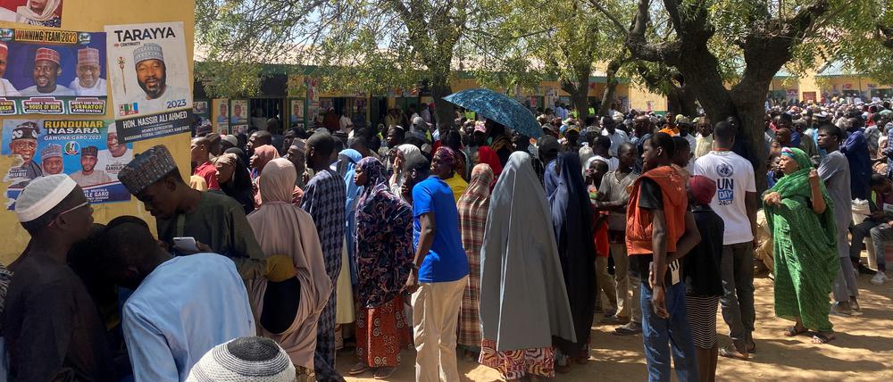 Voters, frustrated by polling station delays, wait to cast their vote during Nigeria's Presidential election, in Kano, Nigeria February 25, 2023. REUTERS/Abraham Achirga