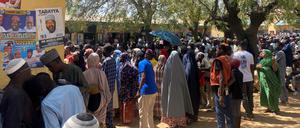 Voters, frustrated by polling station delays, wait to cast their vote during Nigeria's Presidential election, in Kano, Nigeria February 25, 2023. REUTERS/Abraham Achirga