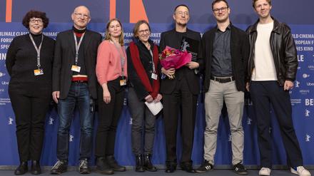 Die Tagesspiegel-Leserjury mit Paul B. Preciado,  dem Regisseur des Gewinnerfilms: (v.l): Jacqueline Blösch, Detlev Müller, Laura Klemens, Irmela Schuller, Paul B. Preciado, Vincent Kelany und Arthur Haake. 