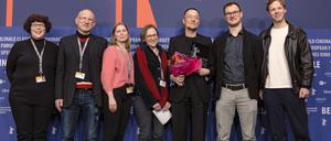 Die Tagesspiegel-Leserjury mit Paul B. Preciado,  dem Regisseur des Gewinnerfilms: (v.l): Jacqueline Blösch, Detlev Müller, Laura Klemens, Irmela Schuller, Paul B. Preciado, Vincent Kelany und Arthur Haake. 