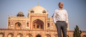 Kanzler Olaf Scholz vor einer der wichtigsten Sehenswürdigkeiten Delhis: der Grabstätte des Moguls Humayun.