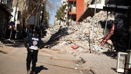 Trümmer eines zusammengestürzten Hauses liegen in der vom Erdbeben schwer getroffenen Stadt Pazarcik in der Türkei.