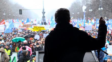 Sahra Wagenknecht spricht am Brandenburger Tor.