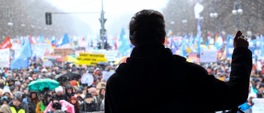 Sahra Wagenknecht spricht am Brandenburger Tor.