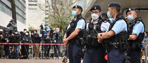 Polizisten stehen am 6. Februar 2023 vor einem Gericht in Hongkong Wache, während der Prozess gegen 47 der prominentesten pro-demokratischen Persönlichkeiten Hongkongs beginnt.