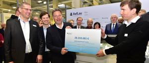 Bundeswirtschaftsminister Robert Habeck übergibt den Zuwendungsbescheid für die Referenzkraftwerk Lausitz GmbH.
