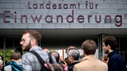 Menschen stehen vor dem Berliner Landesamt für Einwanderung. 