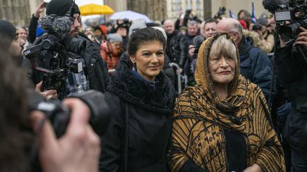 Archiv: Sahra Wagenknecht (Die Linke, l.) und Alice Schwarzer, Frauenrechtlerin, kommen zu einer Demonstration für Verhandlungen mit Russland am Brandenburger Tor. 