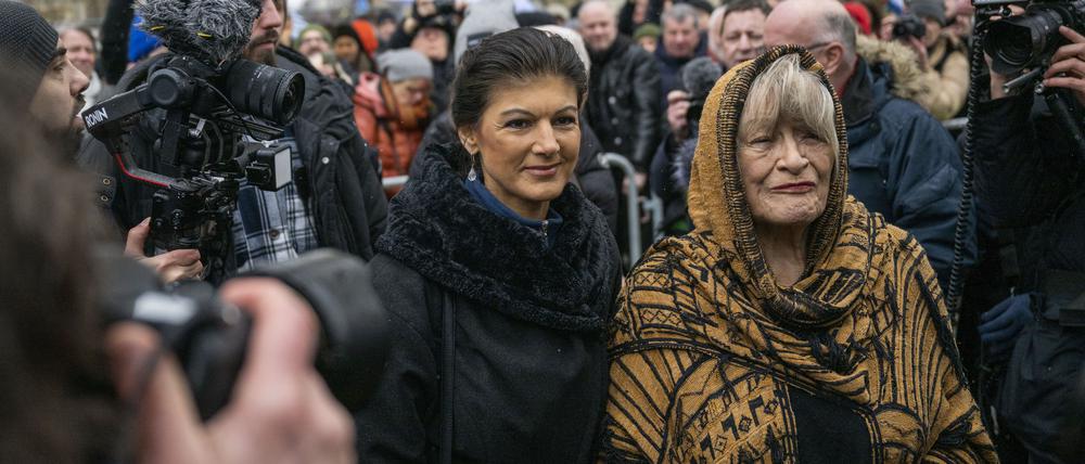 Archiv: Sahra Wagenknecht (Die Linke, l.) und Alice Schwarzer, Frauenrechtlerin, kommen zu einer Demonstration für Verhandlungen mit Russland am Brandenburger Tor. 