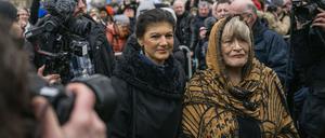 Archiv: Sahra Wagenknecht (Die Linke, l.) und Alice Schwarzer, Frauenrechtlerin, kommen zu einer Demonstration für Verhandlungen mit Russland am Brandenburger Tor. 