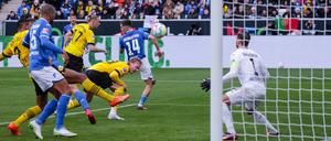 Der entscheidende Moment. Julian Brandt bugsiert den Ball irgendwie ins Hoffenheimer Tor.