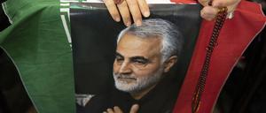 Zum dritten Todestag des iranischen Generals Soleimani im Januar 2023 hält ein Trauernder im Iran ein Bild des Generals in den Händen (Archivbild). 