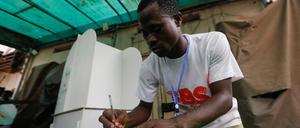 Ein Wahlhelfer in Nigeria