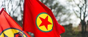 Teilnehmer einer Demonstration von Kurden und linken Gruppen schwenken die Fahne der verbotenen kurdischen Arbeiterpartei PKK. (Symbolfoto)