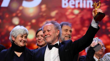Nicolas Philibert posiert mit dem Goldenen Bären für „Sur l’Adamant“.