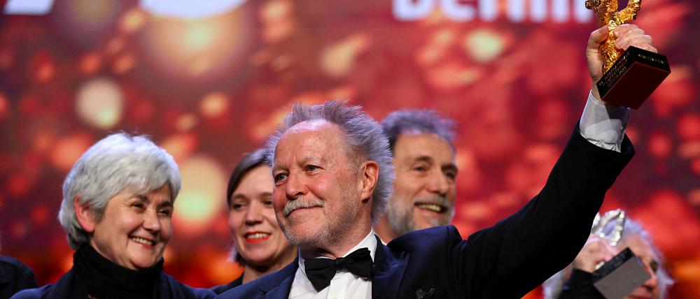 Nicolas Philibert posiert mit dem Goldenen Bären für „Sur l’Adamant“.