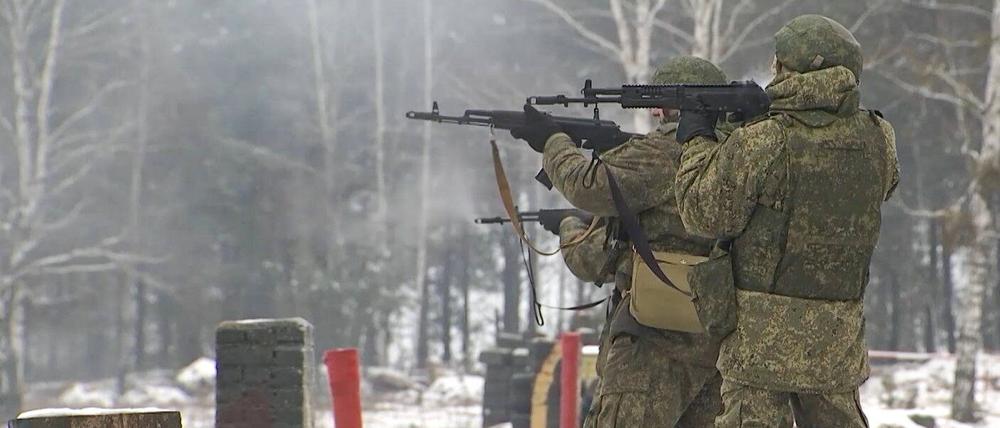 Auf diesem vom russischen Verteidigungsministerium veröffentlichten Videostandbild nehmen russische Soldaten an Übungen in Belarus teil.
