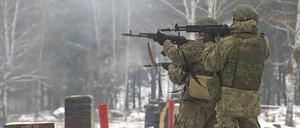 Auf diesem vom russischen Verteidigungsministerium veröffentlichten Videostandbild nehmen russische Soldaten an Übungen in Belarus teil. 
