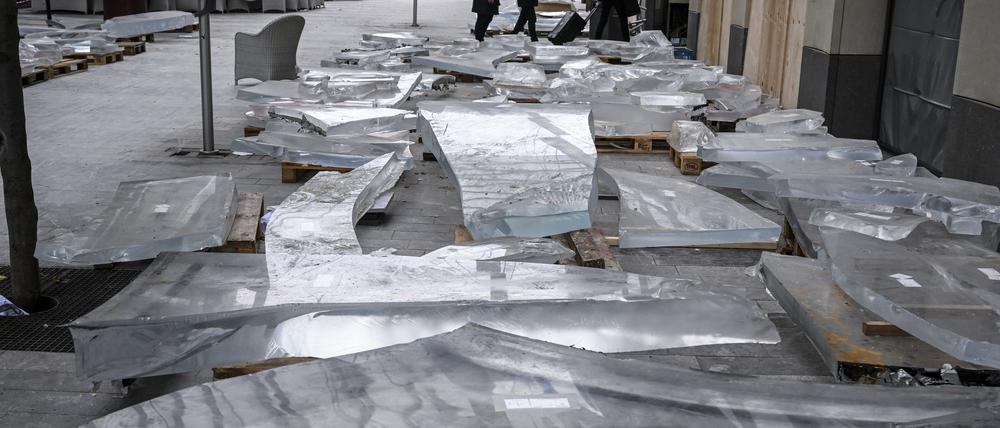 Reste der Acrylverkleidung des zerstörten Zylinders des Aquadoms.