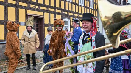 Mitglieder des Vereins Rubisko (Verein zur Pflege wendischer Trachten und Bräuche e.V.) beim Zampern im Spreewald.