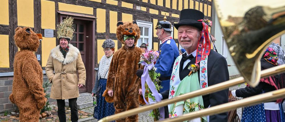 Mitglieder des Vereins Rubisko (Verein zur Pflege wendischer Trachten und Bräuche e.V.) beim Zampern im Spreewald.