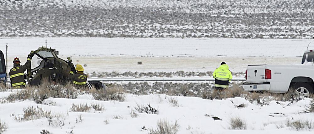 Einsatzkräfte bei einem medizinischen Transportflugzeug von Care Flight, das am Vortag mit einem Patienten und vier weiteren Personen an Bord in Nevada abgestürzt ist. 