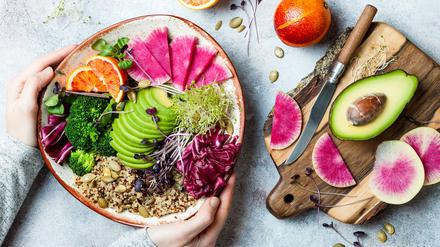 Tier-, Umwelt- und Klimaschutz veranlassen viele Menschen dazu, vegan zu essen, also ausschließlich pflanzliche Lebensmittel zu sich zu nehmen.