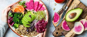 Tier-, Umwelt- und Klimaschutz veranlassen viele Menschen dazu, vegan zu essen, also ausschließlich pflanzliche Lebensmittel zu sich zu nehmen.