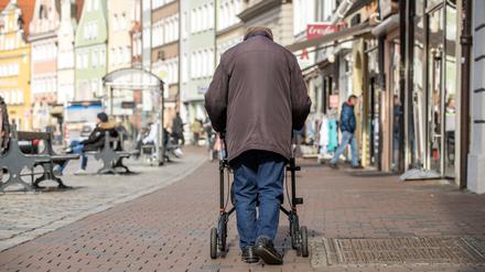 Die Umfrage wirft kein gutes Licht auf den Umgang der Gesellschaft mit Senioren. 