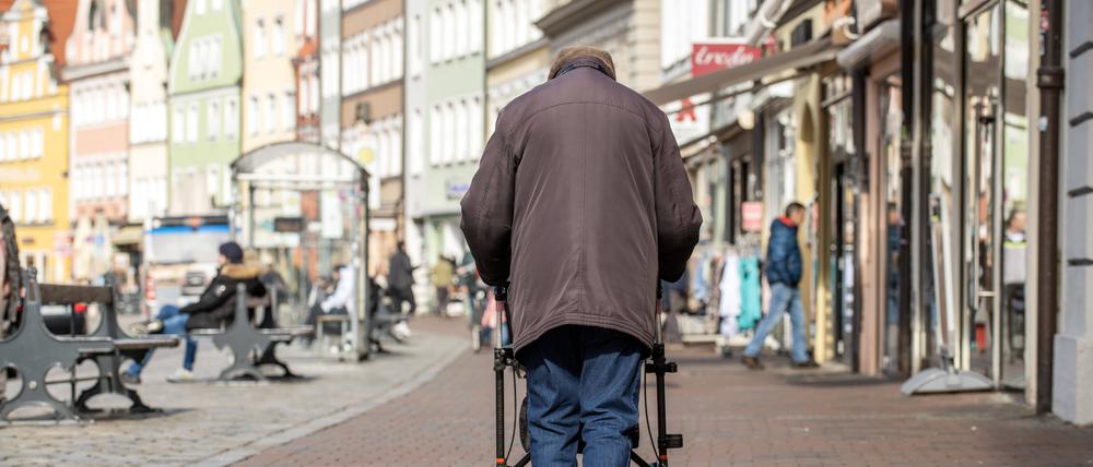 Die Umfrage wirft kein gutes Licht auf den Umgang der Gesellschaft mit Senioren. 