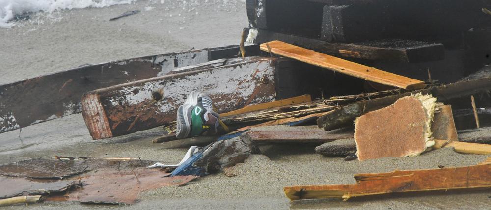 Das Wrack eines gekenterten Bootes wird am Strand bei Cutro angespült. Bei einem Bootsunglück mit Migranten an der süditalienischen Küste sind Medienberichten zufolge mehrere Menschen ums Leben gekommen.