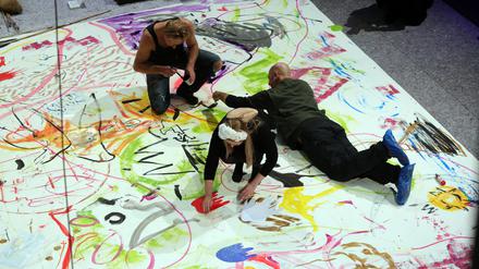 Die Bühne als Spielfläche: Das Kunsthappening „Bilder einer Ausstellung“ im Nikolaisaal. 