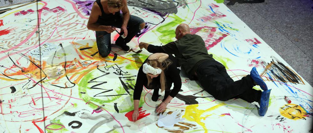 Die Bühne als Spielfläche: Das Kunsthappening „Bilder einer Ausstellung“ im Nikolaisaal.