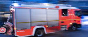 Löschfahrzeug der Feuerwache 1300 in der Oderberger Straße in Berlin-Prenzlauer Berg beim ausrücken auf dem Weg zu einem Einsatz Berliner Feuerwehr